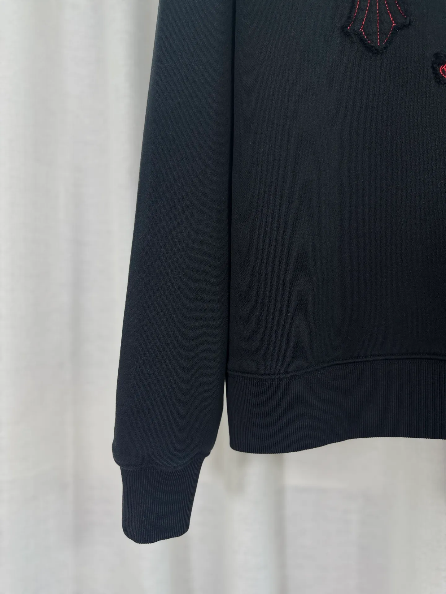 P260 top version, real shot without P, ​​different from market currency) 𝗖𝗵𝗿𝗼𝗺𝗲 𝗛𝗲𝗮𝗿𝘁𝘀/Cro Heart 2025 washed patch embroidery autumn and winter new original single counter American laser burnt 3D three-dimensional color embroidered couple casual sweatshirt 👑The highest version! Customized fabric 420g tripe terry fabric! American acid-washed and distressed original fabric laser burnt ✟appliqué embroidery and exquisite embroidery of letters! The best-selling model in the counter, very comfortable to wear. Accessories: original molded and authenticated collar label➕100% silk wash label. Genuine purchase-grade original hangtag➕matching hanging rope➕3D hanging beads➕original packaging bag. Craftsmanship: The original version has consistent wiring! The highest version of the armhole matching technique! Color: White Black Size: S M L XL Style Number: 25-316